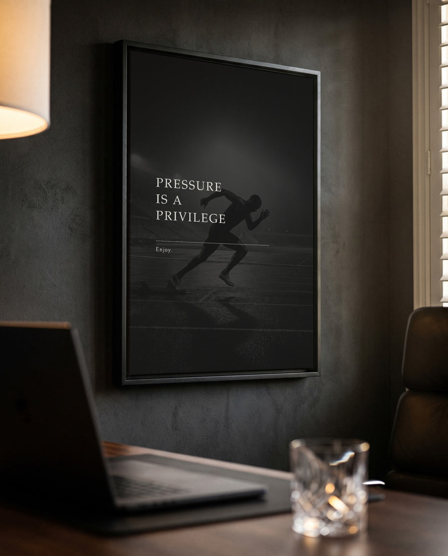 Pressure Is A Privilege – Sprinter Poster | Schwarz-Weiß Wandbild für Wettkampf & Mindset