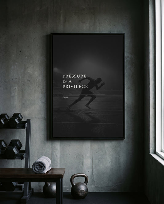 Pressure Is A Privilege – Sprinter Poster | Schwarz-Weiß Wandbild für Wettkampf & Mindset