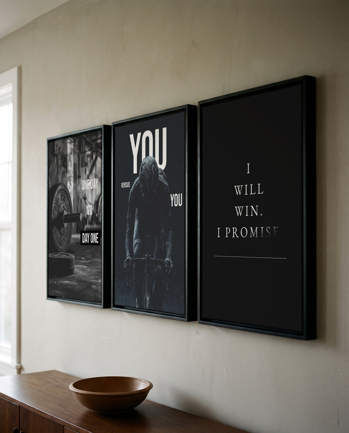Drei gerahmte Motivationsposter nebeneinander an einer Wand über einem Sideboard
