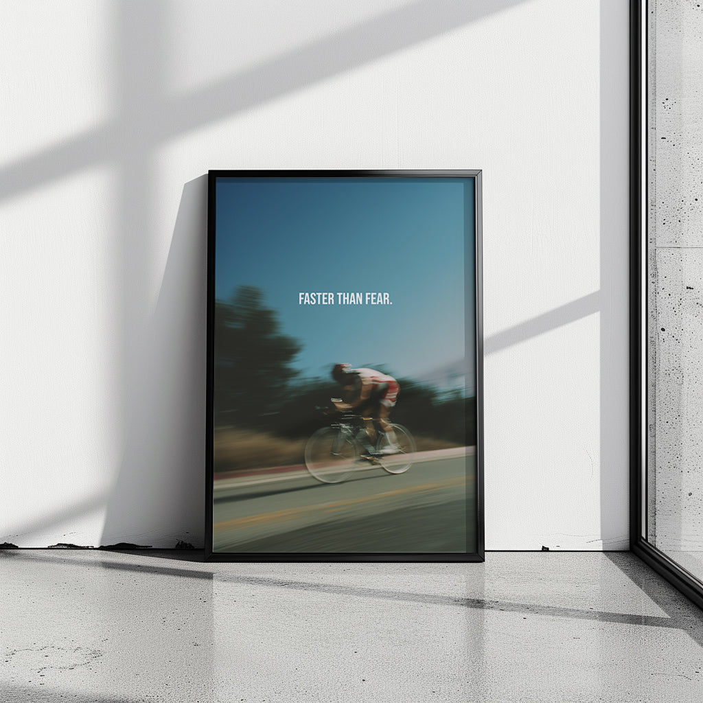 "Faster Than Fear" Motivationsposter für Radsport & Mindset