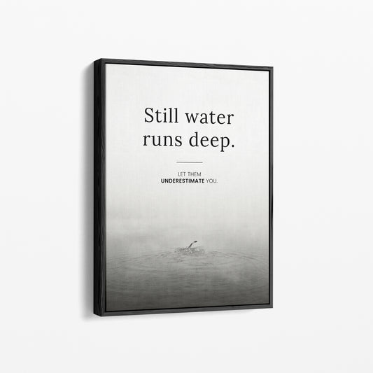 Still Water Runs Deep – Minimalistisches Schwimmer Poster | Schwarz-Weiß Wandbild Mindset