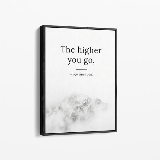 The Higher You Go – Minimalistisches Berg Poster | Schwarz-Weiß Wandbild mit Zitat