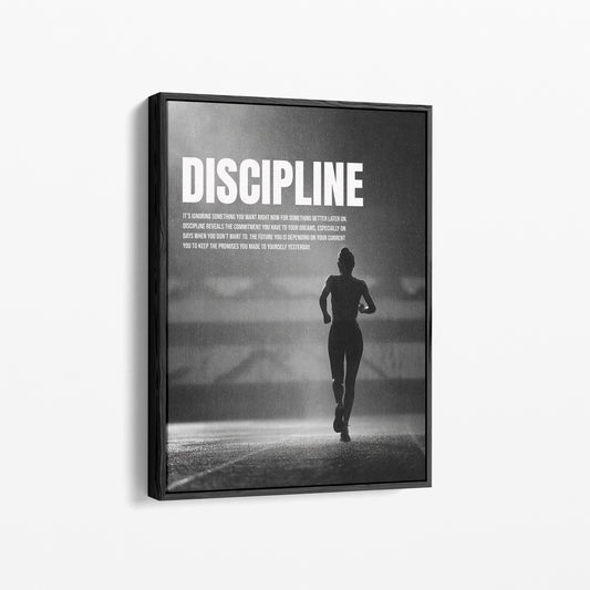 Discipline — Läuferin im Regen | Motivationsposter für Frauen