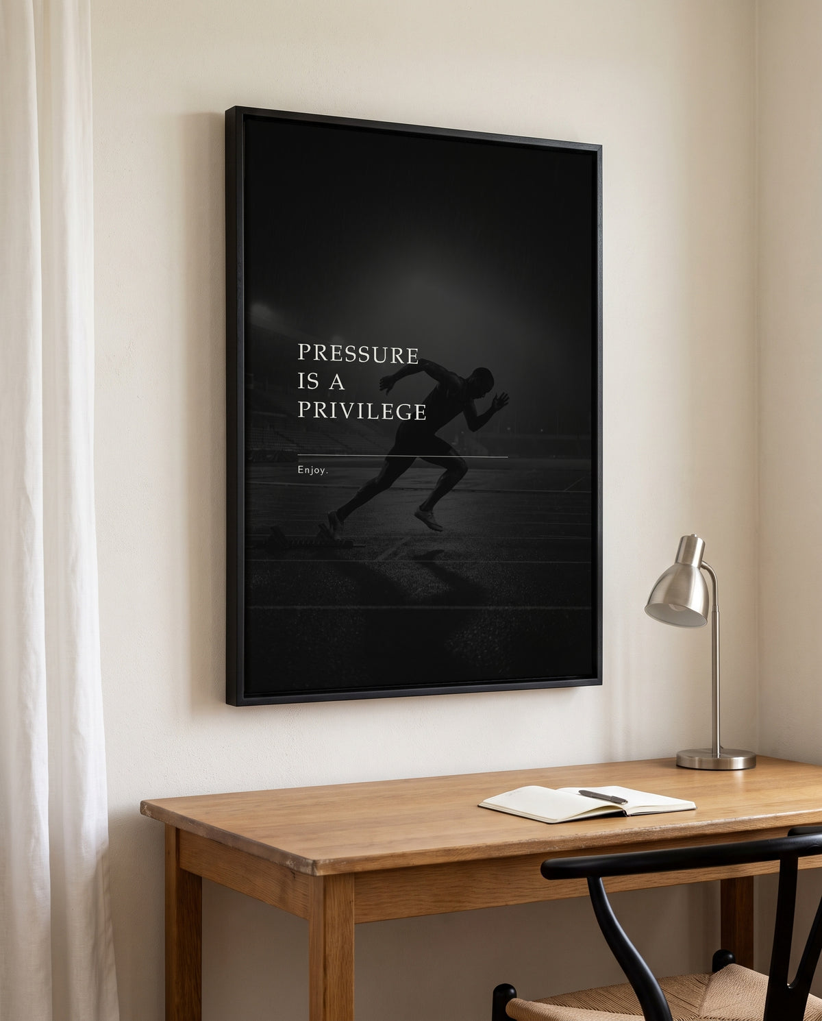 Pressure Is A Privilege – Sprinter Poster | Schwarz-Weiß Wandbild für Wettkampf & Mindset