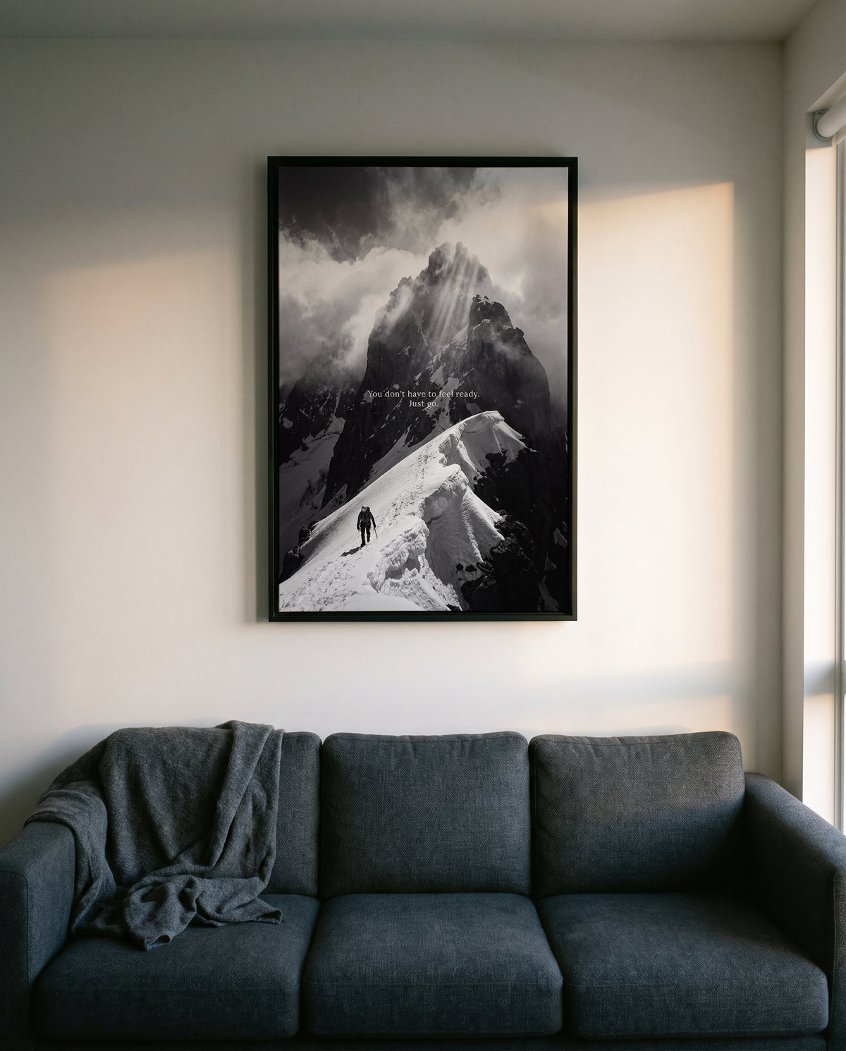 Just Go Wandbild im Größenvergleich über einem Sofa