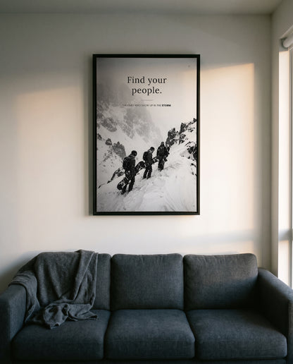 Find Your People Wandbild im Größenvergleich über einem Sofa