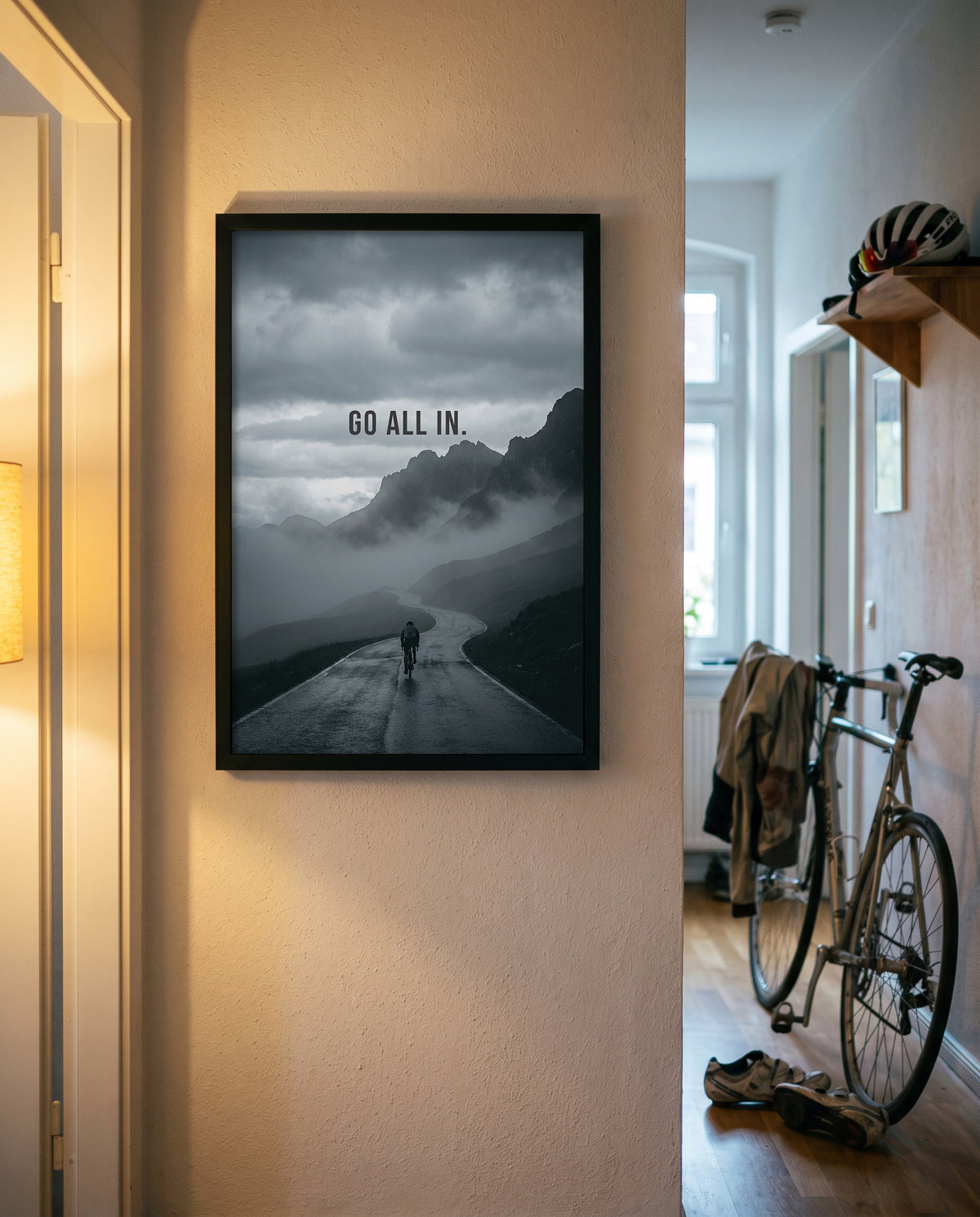 Gerahmtes Motivationsposter im Flur eines Rennradfahrers, neben Rennrad, Helm und Radschuhen