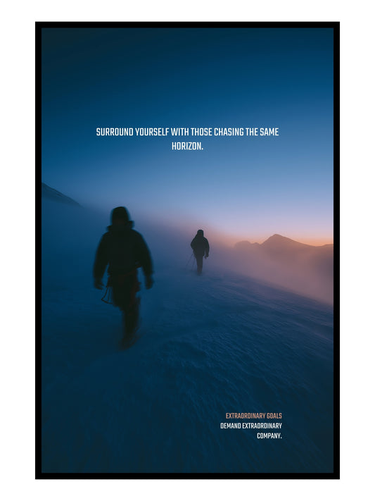 Chasing the Same Horizon – Motivationsposter Bergsteiger