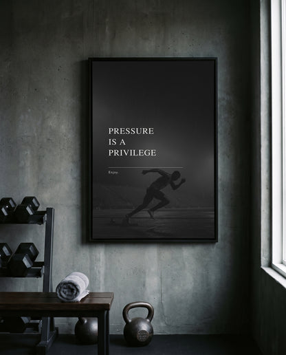 Pressure Is A Privilege – Sprinter Poster | Schwarz-Weiß Wandbild für Wettkampf & Mindset