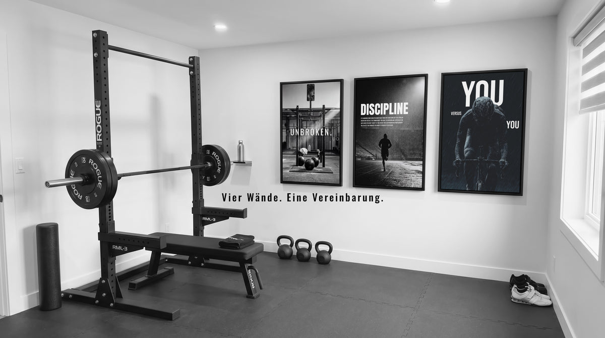 Drei gerahmte Sportmotive in einem hellen Homegym