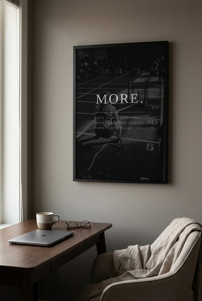 MORE. – Motivation Poster für Functional Fitness | Schwarz-Weiß Wandbild Frauen & Sport