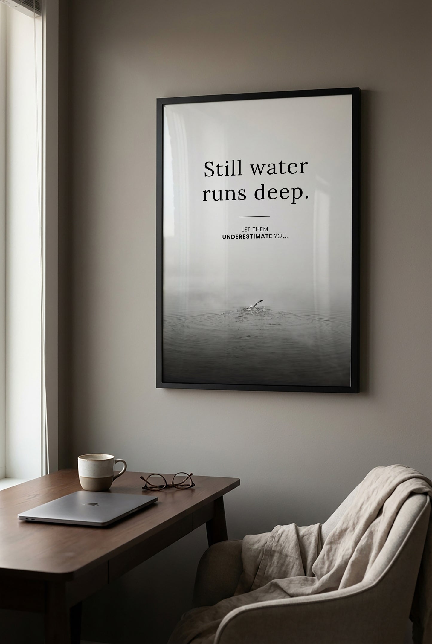 Still Water Runs Deep – Minimalistisches Schwimmer Poster | Schwarz-Weiß Wandbild Mindset