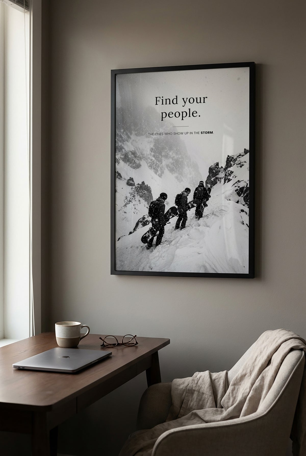 Find Your People Snowboard Poster über einem Schreibtisch im Homeoffice