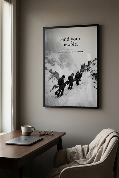 Find Your People Snowboard Poster über einem Schreibtisch im Homeoffice