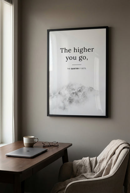 The Higher You Go – Minimalistisches Berg Poster | Schwarz-Weiß Wandbild mit Zitat