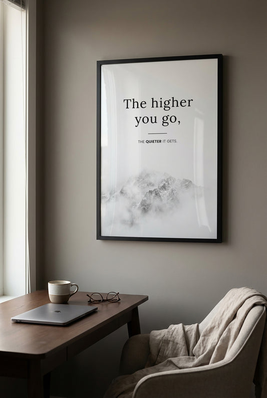 The Higher You Go – Minimalistisches Berg Poster | Schwarz-Weiß Wandbild mit Zitat