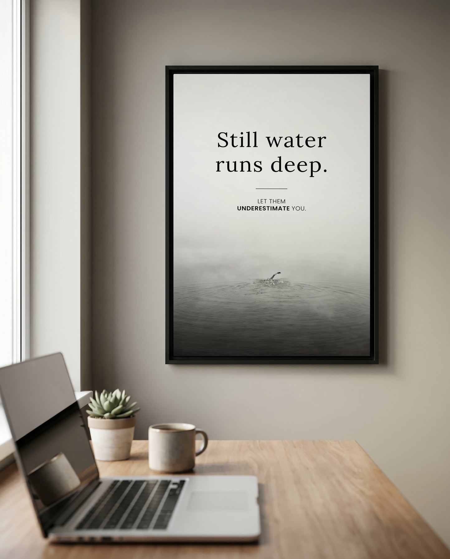Still Water Runs Deep – Minimalistisches Schwimmer Poster | Schwarz-Weiß Wandbild Mindset