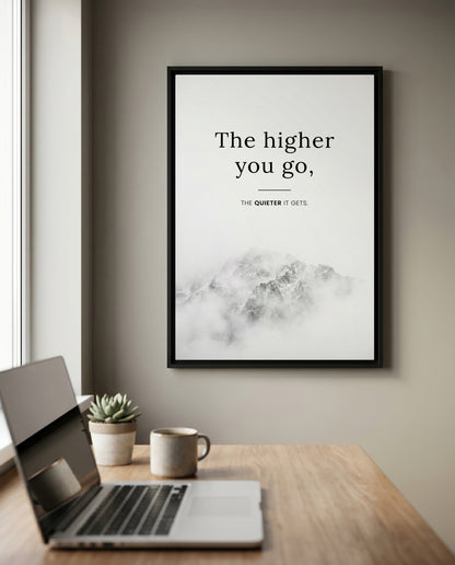 The Higher You Go – Minimalistisches Berg Poster | Schwarz-Weiß Wandbild mit Zitat