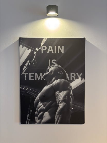 Leinwand mit einem Bodybuilder im Vordergrund und einem motivierenden Zitat im Hintergrund "Pain is Temporary"