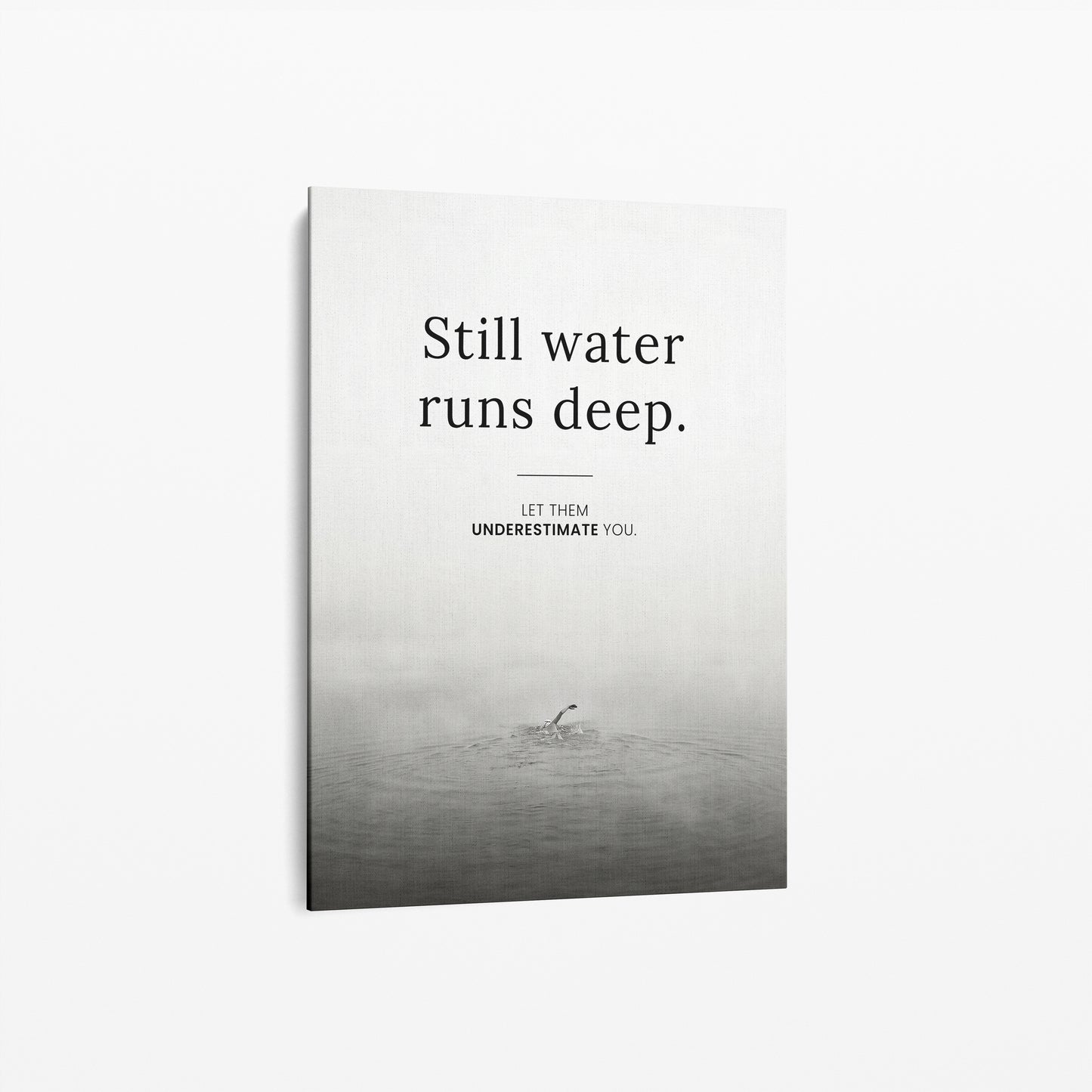 Still Water Runs Deep – Minimalistisches Schwimmer Poster | Schwarz-Weiß Wandbild Mindset