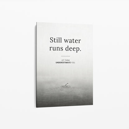 Still Water Runs Deep – Minimalistisches Schwimmer Poster | Schwarz-Weiß Wandbild Mindset