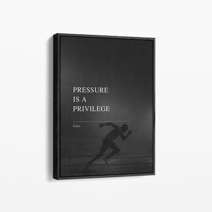 Pressure Is A Privilege – Sprinter Poster | Schwarz-Weiß Wandbild für Wettkampf & Mindset
