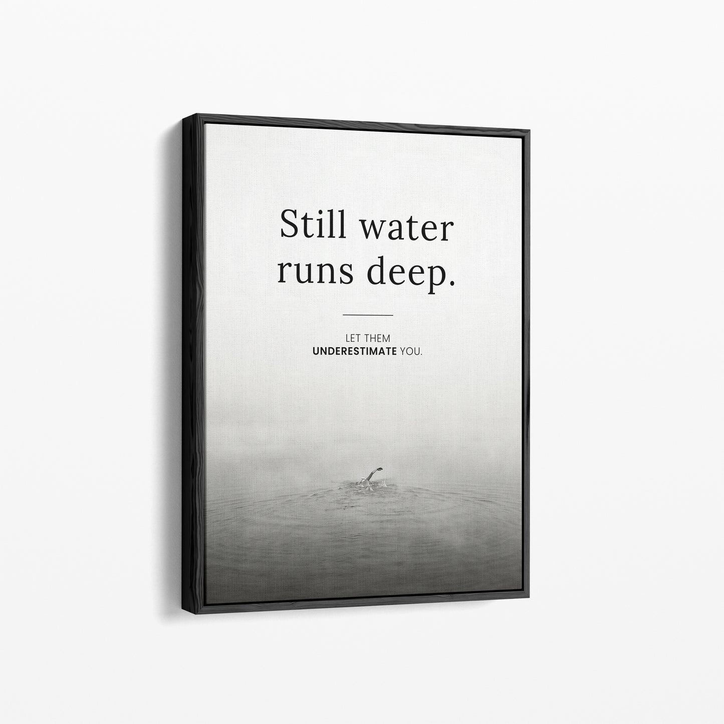 Still Water Runs Deep – Minimalistisches Schwimmer Poster | Schwarz-Weiß Wandbild Mindset