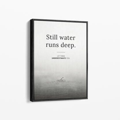 Still Water Runs Deep – Minimalistisches Schwimmer Poster | Schwarz-Weiß Wandbild Mindset