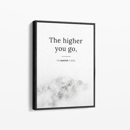 The Higher You Go – Minimalistisches Berg Poster | Schwarz-Weiß Wandbild mit Zitat