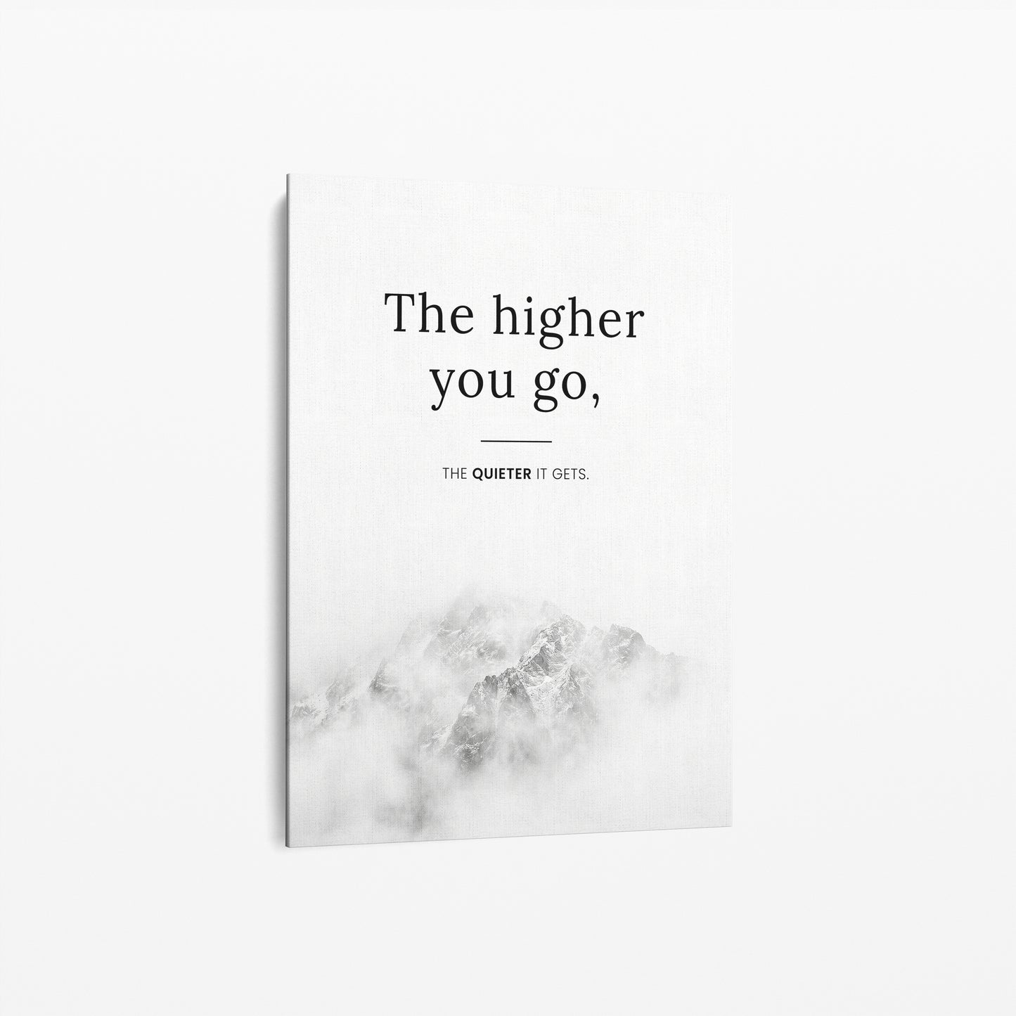 The Higher You Go – Minimalistisches Berg Poster | Schwarz-Weiß Wandbild mit Zitat