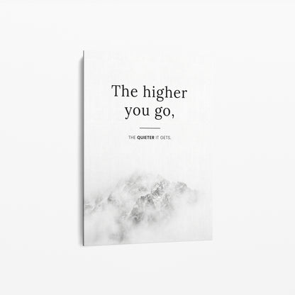 The Higher You Go – Minimalistisches Berg Poster | Schwarz-Weiß Wandbild mit Zitat