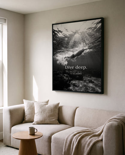 Dive Deep – Schwimmer & Freediving Poster | Schwarz-Weiß Wandbild Mindset