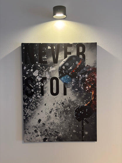 Leinwand mit einem Skifahrer und Schnee im Vordergrund und einem Motivationszitat "Never Stop"
