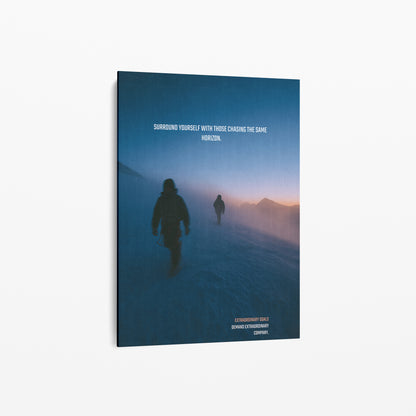 Chasing the Same Horizon – Motivationsposter Bergsteiger