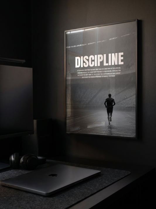 Discipline — Läufer im Regen | Motivationsposter Ausdauer