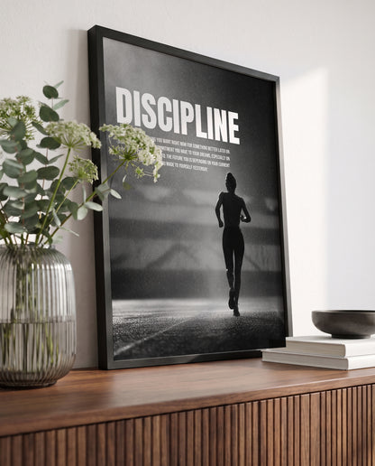 Discipline — Läuferin im Regen | Motivationsposter für Frauen