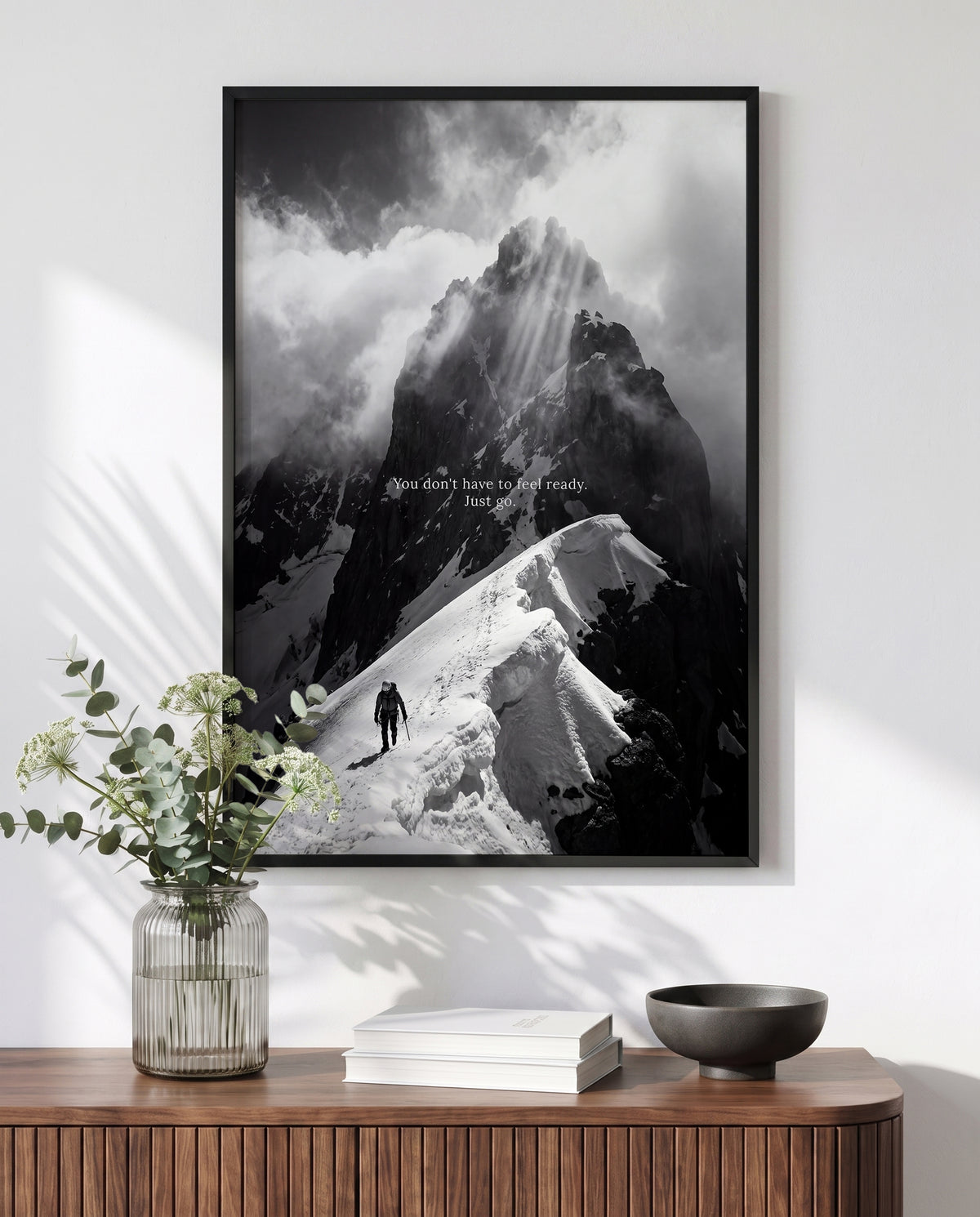 Just Go Wandbild über einem Sideboard mit Vase, frontal