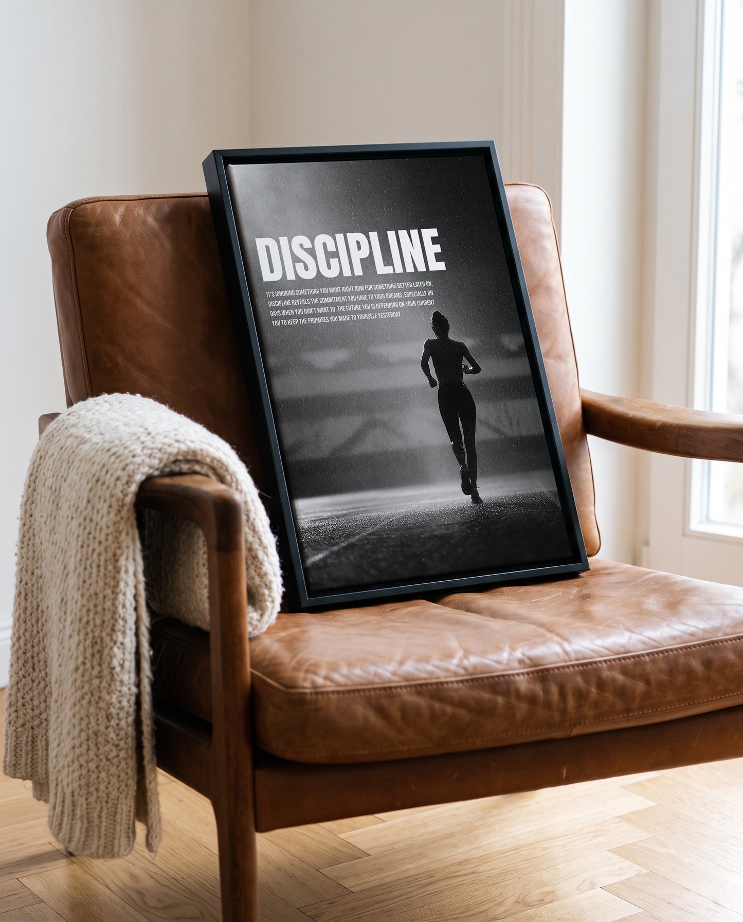 Discipline — Läuferin im Regen | Motivationsposter für Frauen