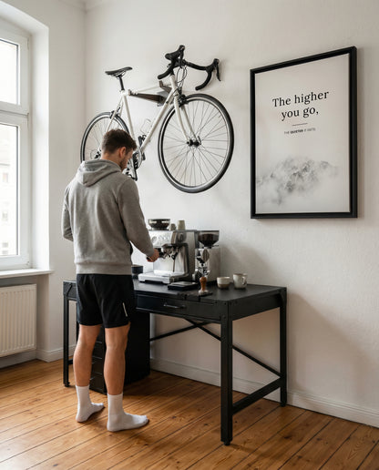 The Higher You Go – Minimalistisches Berg Poster | Schwarz-Weiß Wandbild mit Zitat