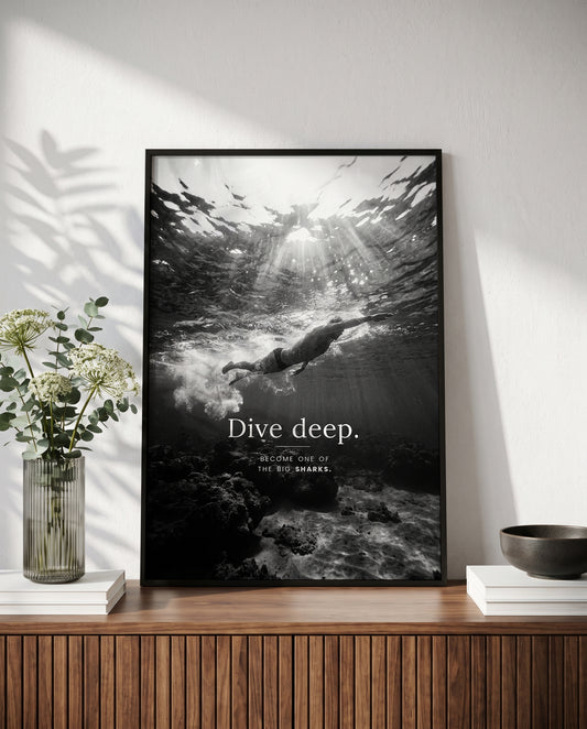 Dive Deep – Schwimmer & Freediving Poster | Schwarz-Weiß Wandbild Mindset