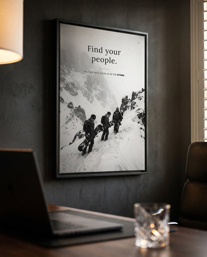 Snowboard Motivationsposter Find Your People im dunklen Homeoffice an der Wand