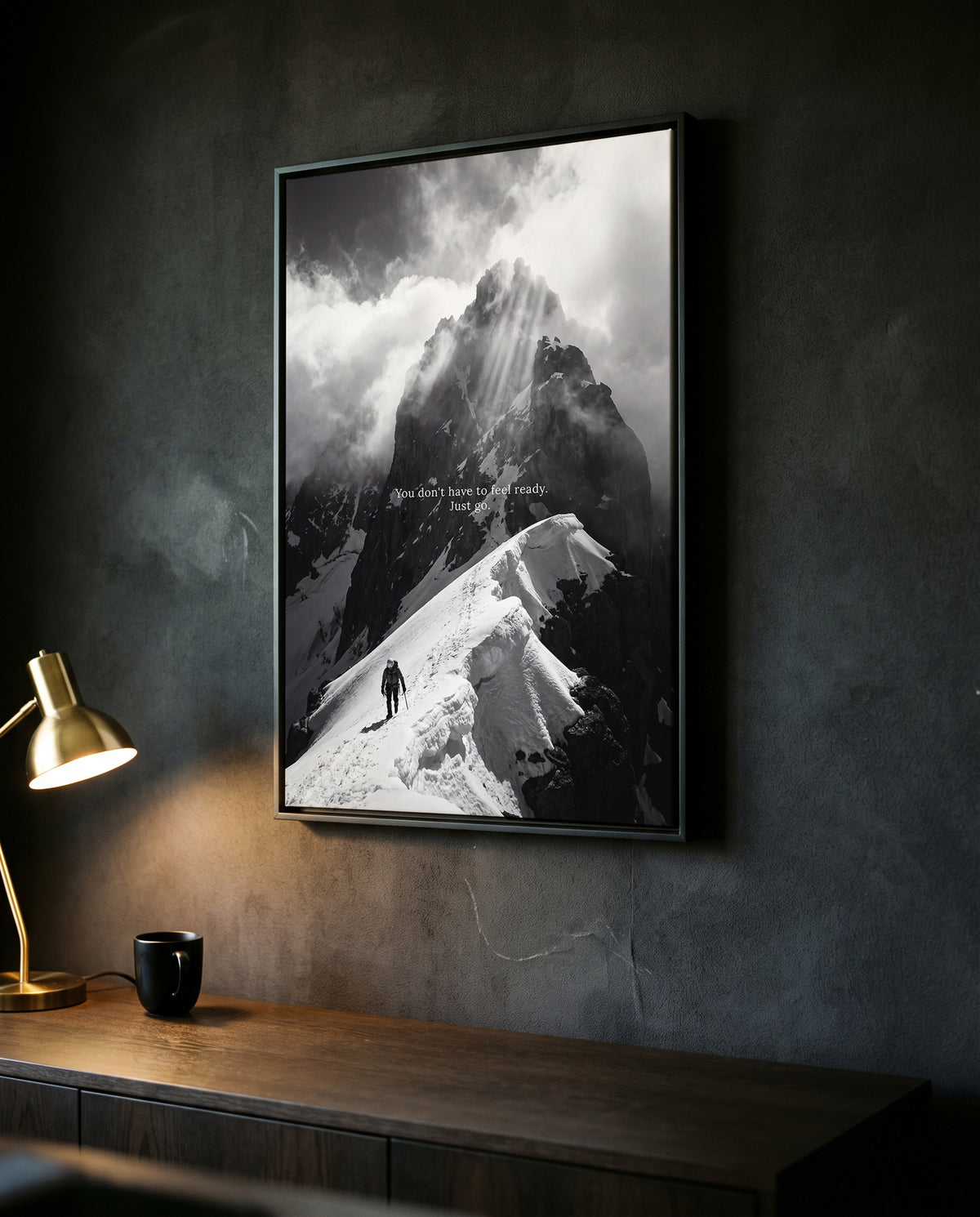 Just Go Bergsteiger Poster an einer dunklen Bürowand