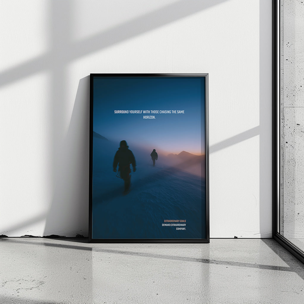 Chasing the Same Horizon – Motivationsposter Bergsteiger