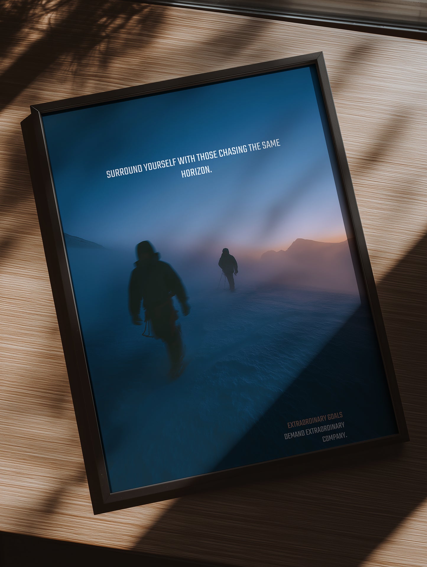 Chasing the Same Horizon – Motivationsposter Bergsteiger