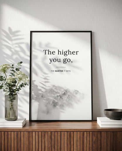 The Higher You Go – Minimalistisches Berg Poster | Schwarz-Weiß Wandbild mit Zitat