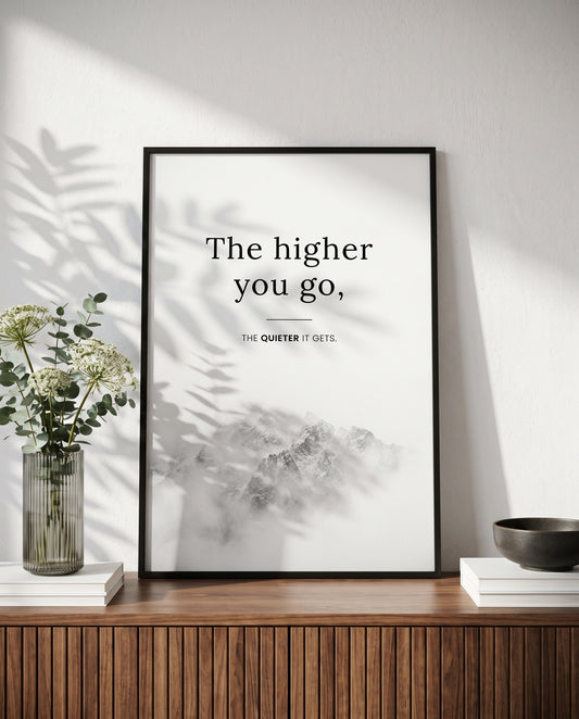 The Higher You Go – Minimalistisches Berg Poster | Schwarz-Weiß Wandbild mit Zitat