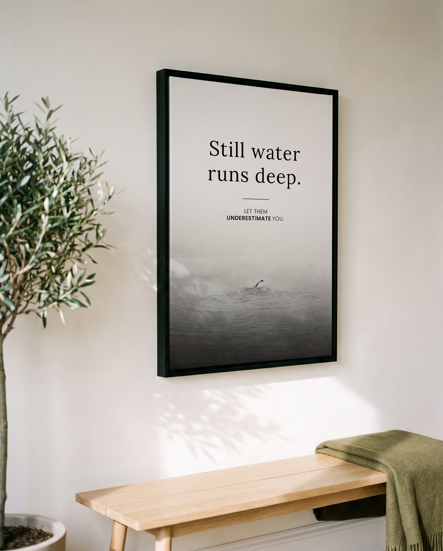 Still Water Runs Deep – Minimalistisches Schwimmer Poster | Schwarz-Weiß Wandbild Mindset